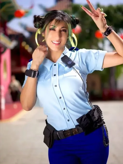 21 Chun Li Police Cosplayer